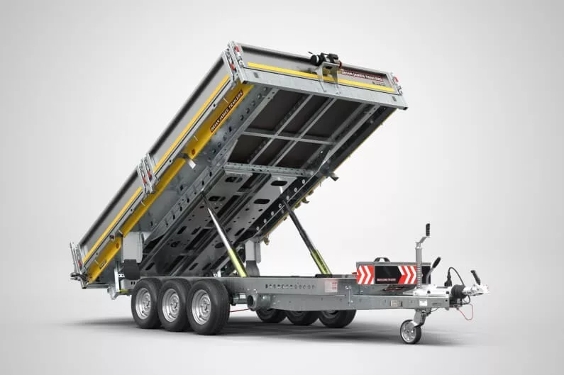 Tilhenger fra Brian James Trailers CarGo Tipper. Populær proff-tipphenger med beste tippvinkel, solid stålbunn, LED-lys, kraftig pumpe, og innovative karmalternativer.